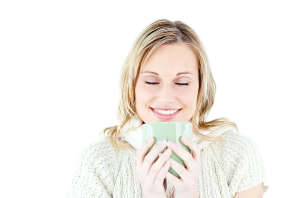 Szczęśliwa kobieta korzystających z gorącej kawy — Zdjęcie stockowe
