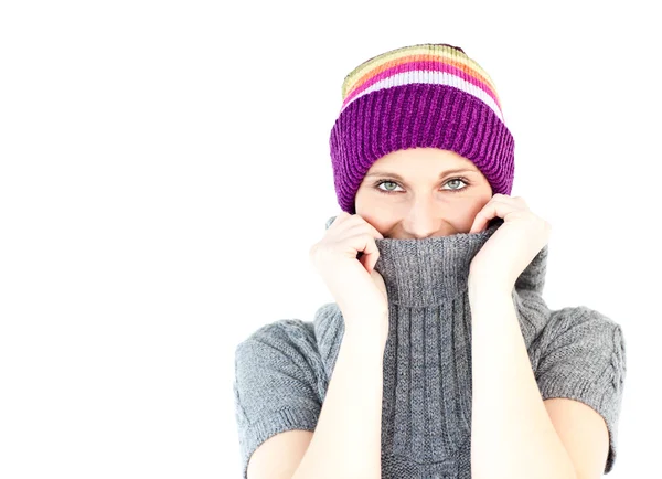 Молодая женщина в разноцветной шляпе и сером свитере — стоковое фото