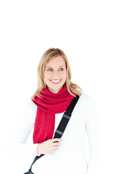 Щаслива жінка в червоному шарфі посміхається на камеру — стокове фото
