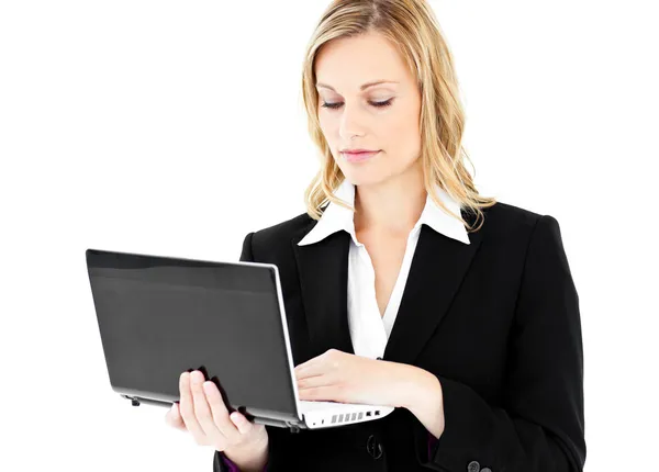 Självsäker affärskvinna använder sin laptop stående — Stockfoto