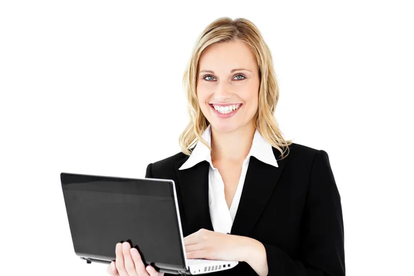 Glad affärskvinna använder sin laptop stående — Stockfoto