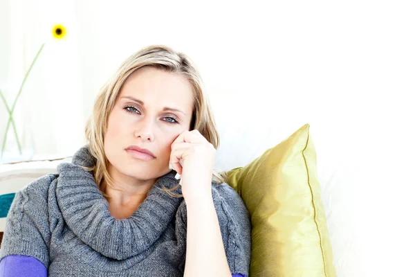 Portréja egy depressziós nő feküdt a kanapén — Stock Fotó