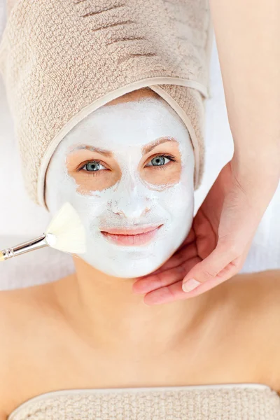 Smiling woman receiving a beauty treatment — Stock Photo, Image
