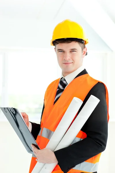 Self-assured archticet holding a clipboard and blueprints — Stock Photo, Image