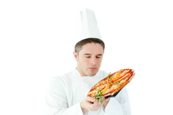 Cuoco maschio caucasico che tiene una pizza — Foto Stock