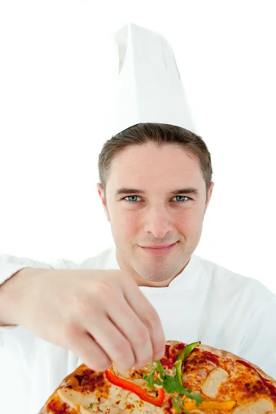 Sofisticado cozinheiro masculino segurando uma pizza — Fotografia de Stock