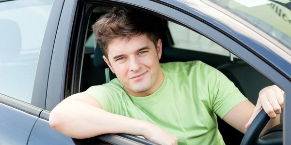 Attraktiver junger Mann sitzt in seinem Auto — Stockfoto