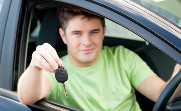 Homem caucasiano feliz segurando uma chave de carro — Fotografia de Stock