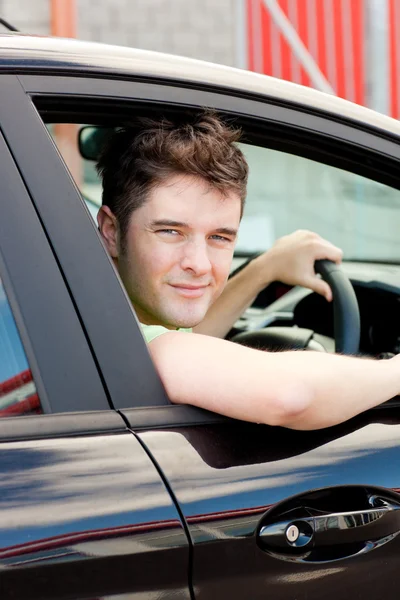 Χαμογελαστός άνθρωπος που κάθεται στο αυτοκίνητό του — Φωτογραφία Αρχείου