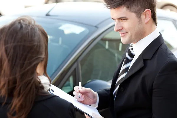 Un hombre de negocios seguro suscribe un contrato de coche — Foto de Stock
