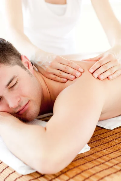 Hombre caucásico positivo teniendo un masaje de espalda en un centro de spa —  Fotos de Stock