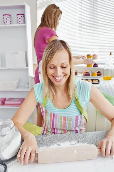 Glad kvinna bakning tillsammans med sin vän hemma — Stockfoto