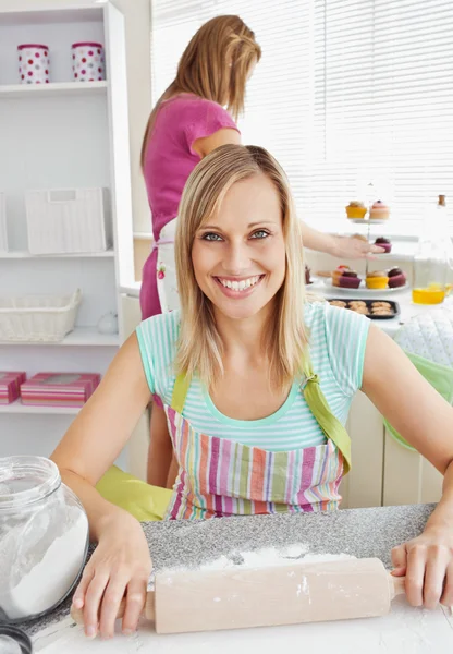 Beautiful caucasian woman baking together with her friend — Stock Photo, Image