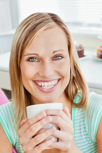 Donna incandescente che tiene una tazza di caffè a casa — Foto Stock