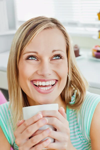 집에서 커피 한 잔을 들고 웃는 여자 — 스톡 사진
