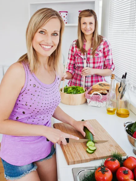 Vrolijke vrouwen samen koken thuis — Stockfoto
