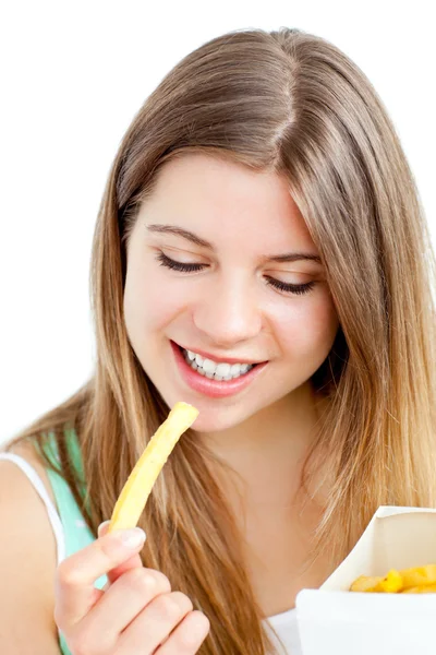 Szczęśliwa młoda kobieta jedzenie frytki — Zdjęcie stockowe