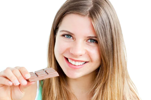 Jonge verheugd vrouw bedrijf chocolade — Stockfoto