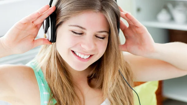 Fiatal nő zenét hallgat fejhallgatóval — Stock Fotó