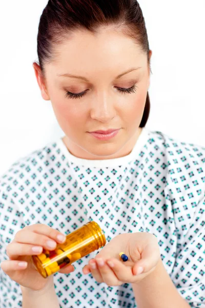 Mulher caucasiana segurando pílulas — Fotografia de Stock