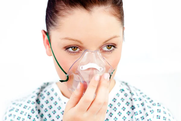 Пациентка в кислородной маске — стоковое фото