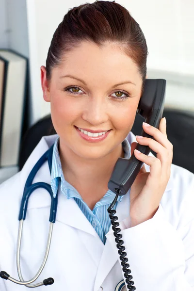 Улыбающаяся женщина-врач разговаривает по телефону — стоковое фото