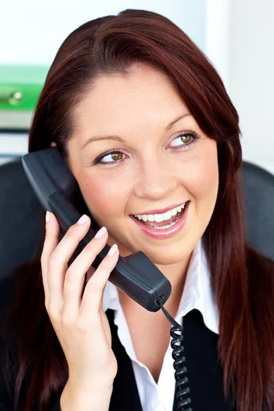 Empresária atraente falando no telefone sentado — Fotografia de Stock