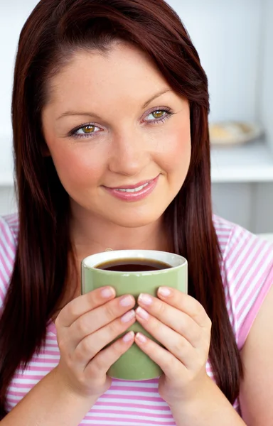 Θετική γυναίκα, κρατώντας ένα φλιτζάνι καφέ — Φωτογραφία Αρχείου