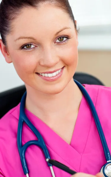 Kendinden emin bir kadın cerrahın ofisinde oturan portre — Stok fotoğraf