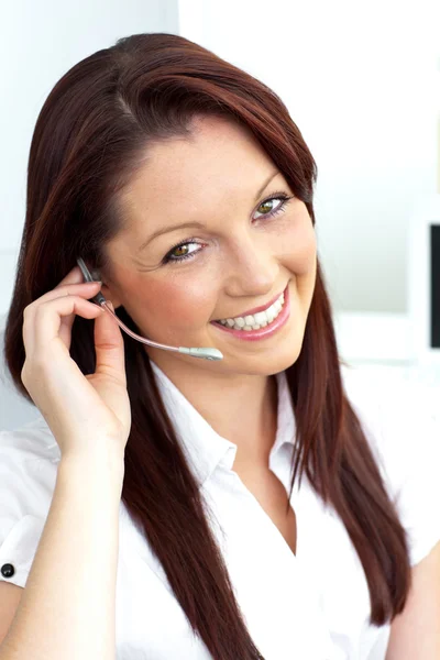 Γοητευτική νεαρή επιχειρηματίας φορώντας ακουστικά που είναι χαμογελώντας σε ο c — Φωτογραφία Αρχείου