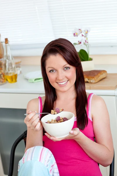Charmante Frau isst ihr Frühstück zu Hause — Stockfoto