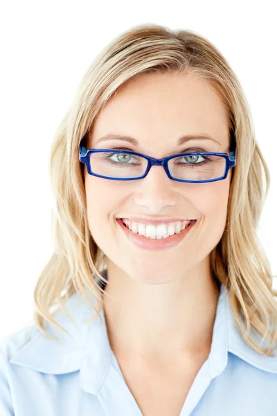 Αυτοπεποίθηση επιχειρηματίας με γυαλιά που είναι χαμογελώντας στη φωτογραφική μηχανή — Φωτογραφία Αρχείου