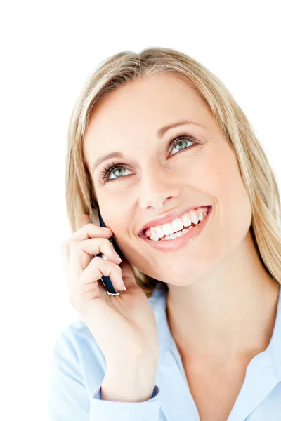 Сияющая молодая деловая женщина разговаривает по телефону — стоковое фото