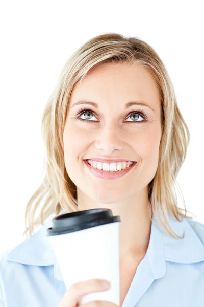 Atrakcyjna kobieta trzymając kubek do picia na białym tle — Zdjęcie stockowe