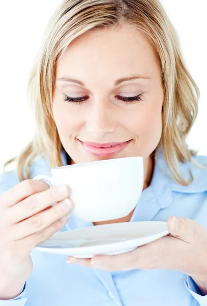 Счастливая деловая женщина держит чашку с напитком изолированы — стоковое фото