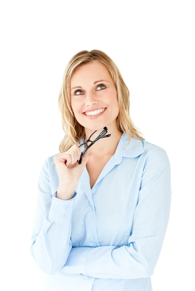 Säker affärskvinna hålla glasögon ler mot kameran — Stockfoto