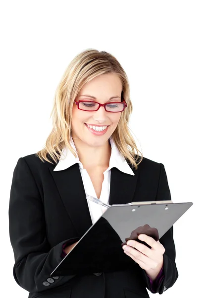 Mujer de negocios seria con gafas tomando notas en su clipbo —  Fotos de Stock