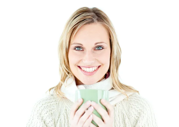 Mujer rubia sonriente vistiendo un jersey y sosteniendo una taza de coff — Foto de Stock