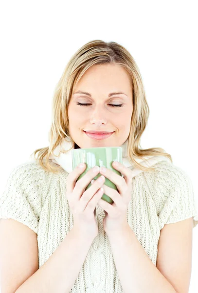 Glada blonda kvinnan bär en tröja och hålla en kopp kaffe — Stockfoto