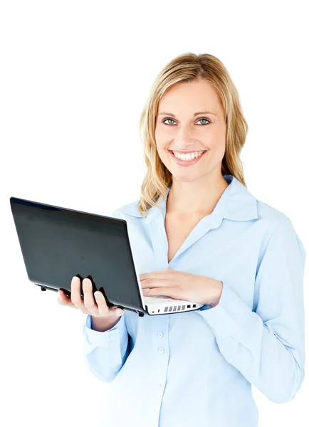 Jolly giovane donna d'affari in possesso di un computer portatile — Foto Stock
