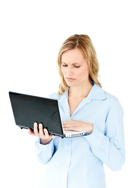 Jonge zakenvrouw gefrustreerd met een laptop — Stockfoto