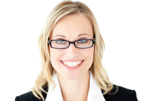 Kameraya gülümseyen gözlük tutan güzel iş kadını — Stockfoto