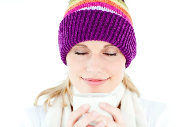 Zachwycony kobieta nosi biały sweter i kapelusz kolorowy — Zdjęcie stockowe