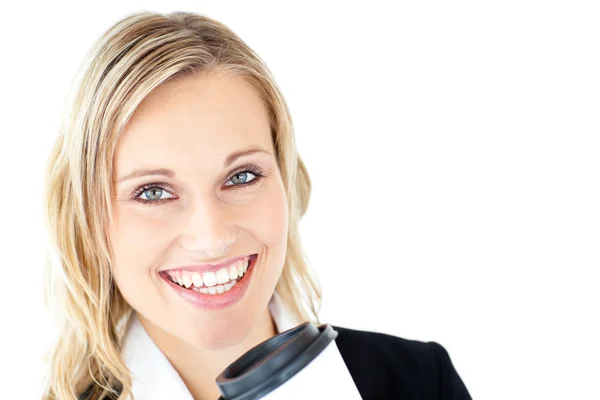 コーヒーのカップを保持している陽気な女性実業家 — ストック写真