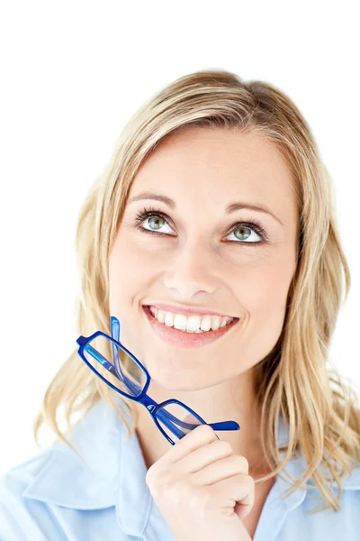 Detail usměvavá moderátorka drží modré brýle — Stock fotografie