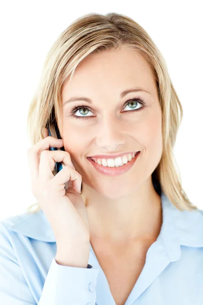 Портрет веселой деловой женщины, разговаривающей по телефону — стоковое фото