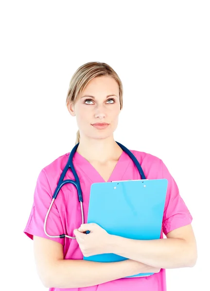 Задумчивая женщина-хирург держит планшет — стоковое фото