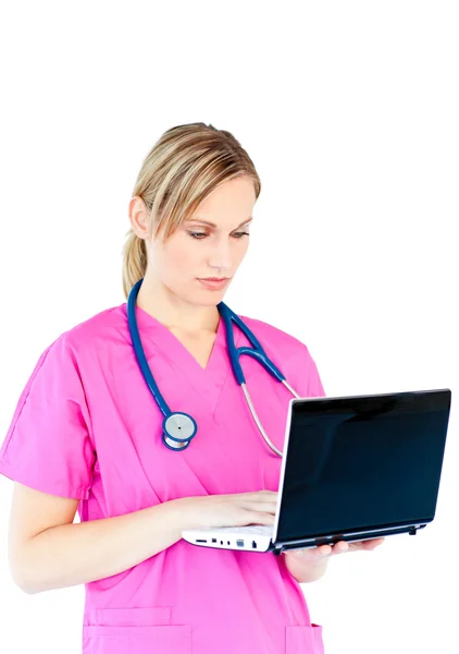 Skoncentrowany kobieta chirurg przy pomocy pewien laptop — Zdjęcie stockowe