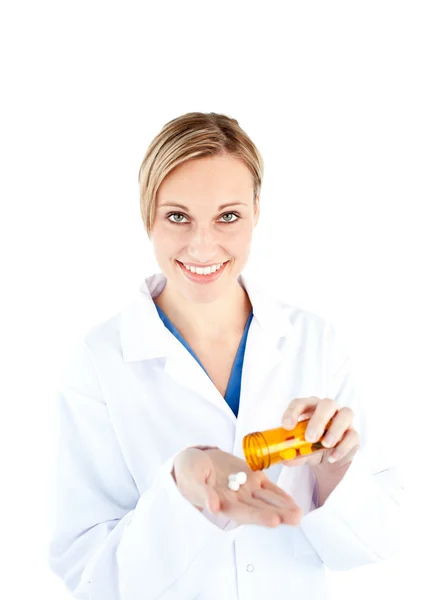 Retrato de um médico caucasiano segurando pílulas — Fotografia de Stock