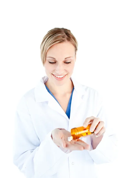 Close-up de um médico caucasiano segurando pílulas — Fotografia de Stock